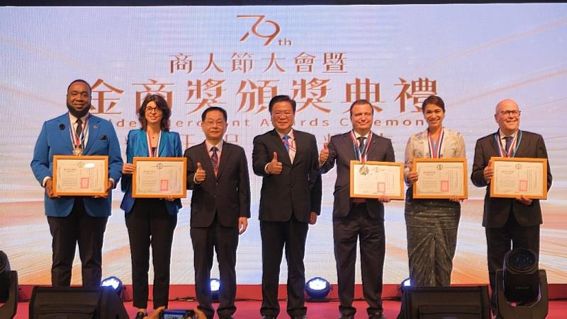 商總許舒博理事長(中)及外交部葛葆萱次長(左3)表揚「優良外國駐臺商務單位」
