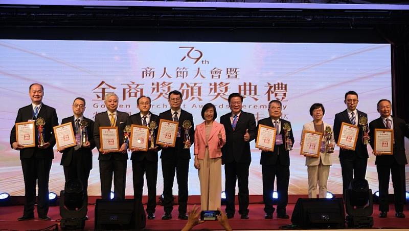 商總許舒博理事長(右5)及經濟部江文若次長(右6)表揚「優良商人」