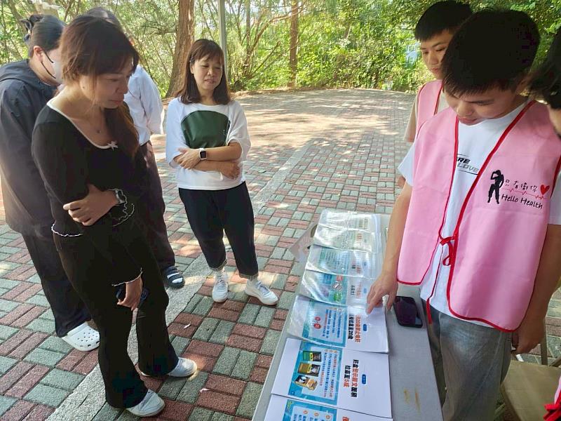 元培環山健走路程中設置了三個健康促進宣導站。