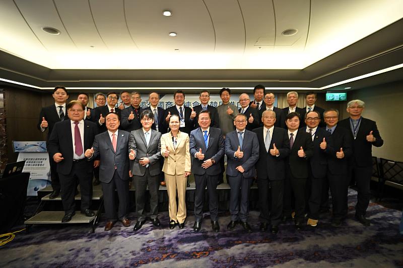 中華民國全國商業總會全體來賓與經濟部、韓國進口協會會長，以及駐臺北韓國代表部來賓一同合影。圖／中華民國全國商業總會 提供