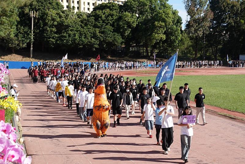 今(5)日東海七十週年校慶運動會，師生共同歡慶QS亞洲大學排名躍進，榮登全台私立非醫學類大學第一名。