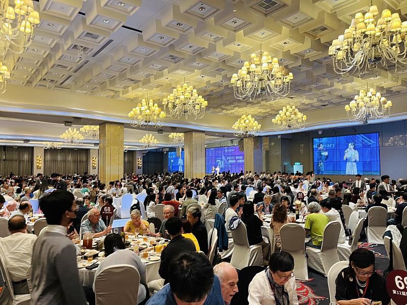 校慶晚宴吸引千位海內外校友參加，在台中林酒店席開近百桌，前立法院長王金平、立法院副院長江啟臣以及推動AI教育功不可沒的傑出校友鄭清和董事長等人都出席。