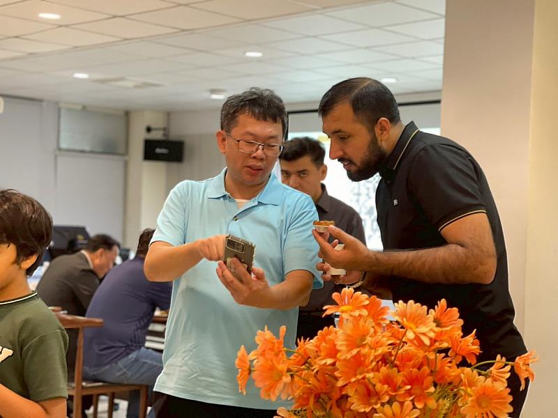 圖片三 來自不同國家與學科的教師，在輕鬆溫馨的用餐時光中相聚交流，開啟跨文化合作與互相學習的友好橋樑。