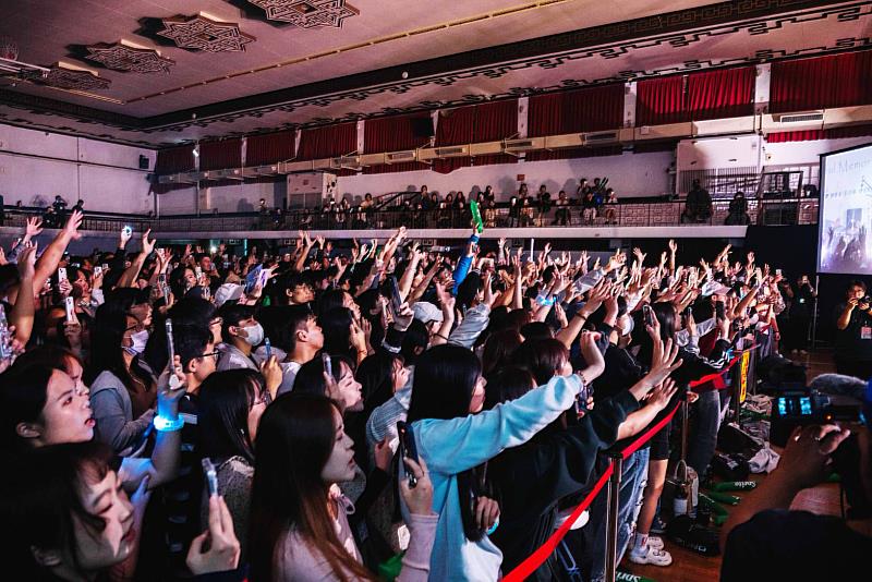 「青春記憶Our Youthful Memories演唱會」邀請多位淡江校友、人氣樂團與歌手開唱，現場4小時熱血不斷。（圖／淡江大學提供）