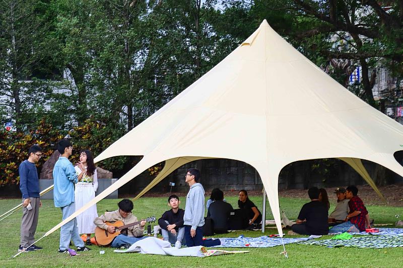 在牧羊草坪舉辦「草地和風—青春共鳴」，大家在午後微風中共度悠閒時光。（圖／淡江大學提供）