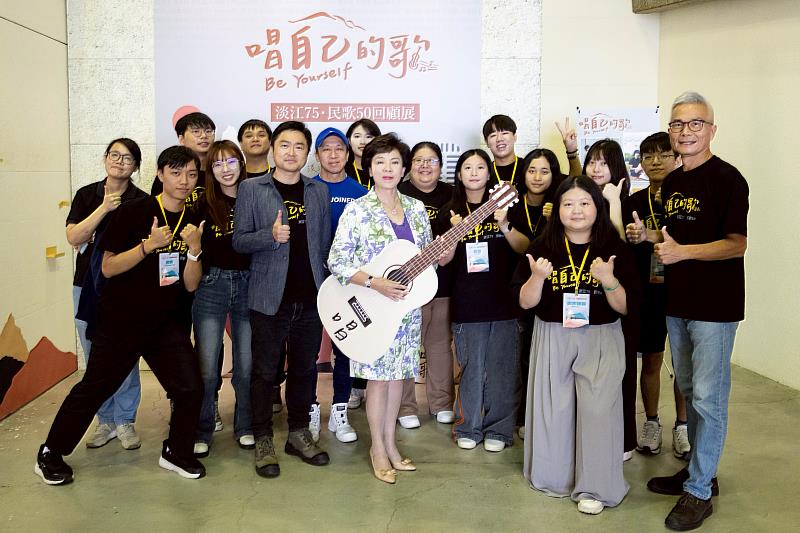 張家宜董事長蒞臨觀展，由活動監製、董事會主任秘書黃文智，與策展團隊進行導覽，她還分享自己彈吉他的青春記憶。（圖／淡江大學提供）