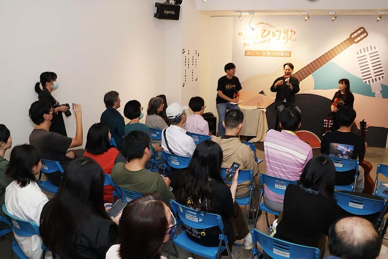 分享會邀請民歌歌手、淡江國貿系校友李建復（發言者），與獲得2025年金韶獎最佳人氣獎的林翊妤（右，持麥克風者）進行對談。（圖／淡江大學提供）