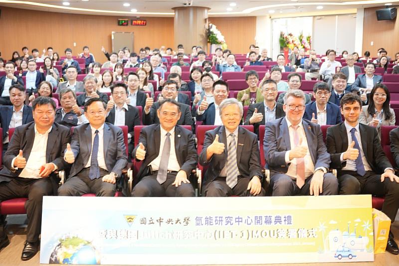 曾重仁教授強調，氫能研究中心將持續深化與歐、美、日等氫能研究重鎮的合作，推動示範應用與產業化布局。