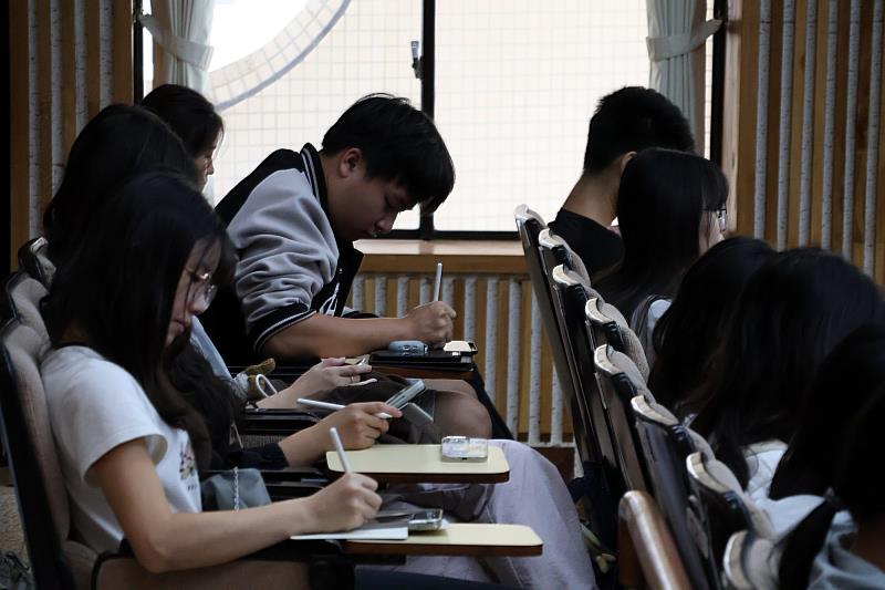 南大學生聚精會神聆聽講座　記錄永續行動與社會實踐的核心理念