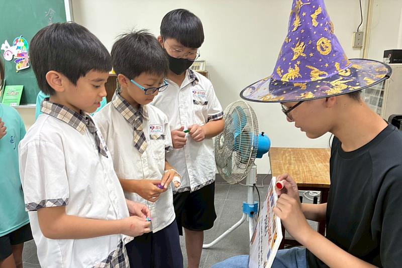 南大師資生引導學童進行口說挑戰，實踐理論與教學現場的結合。