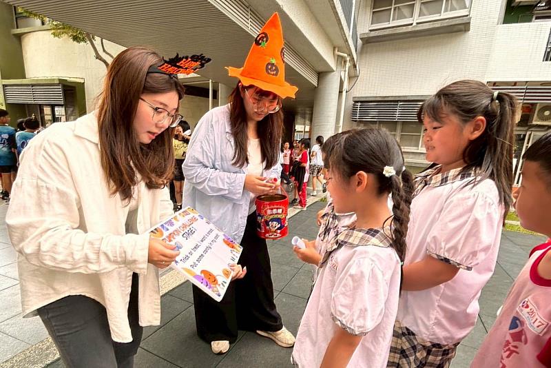 南大聯電課輔中心走入校園 陪伴新南國小以英語闖關歡度萬聖節
