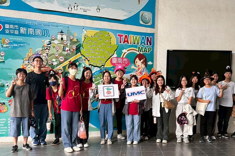 南大聯電課輔中心師資生於新南國小支援萬聖節英語闖關，陪伴學童從遊戲中學習表達。