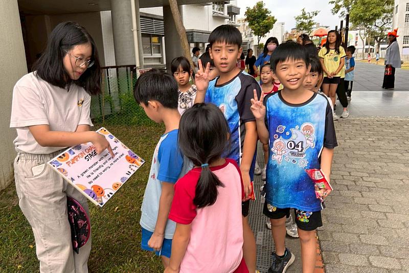 南大師資生與新南國小學童在闖關現場互動熱烈，讓英語學習在遊戲中自然展開。