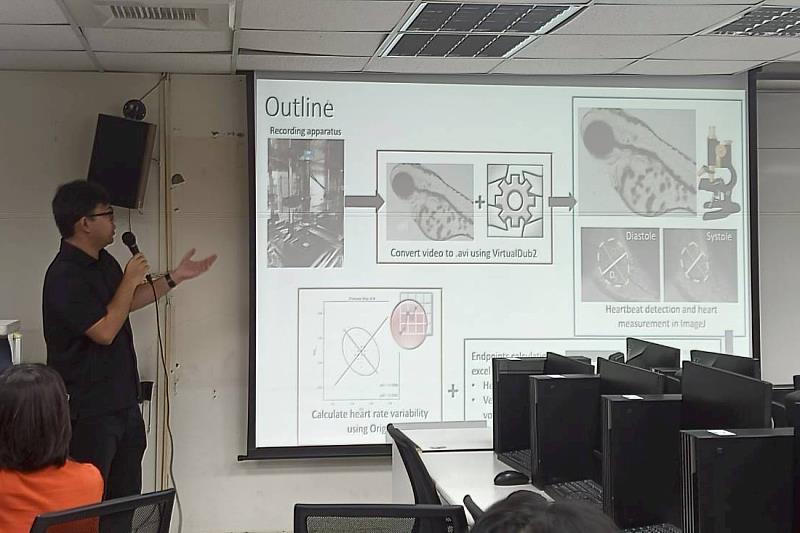 南大生科系學生於工作坊中實作AI影像分析,體驗人工智慧在生命科學研究中的應用。