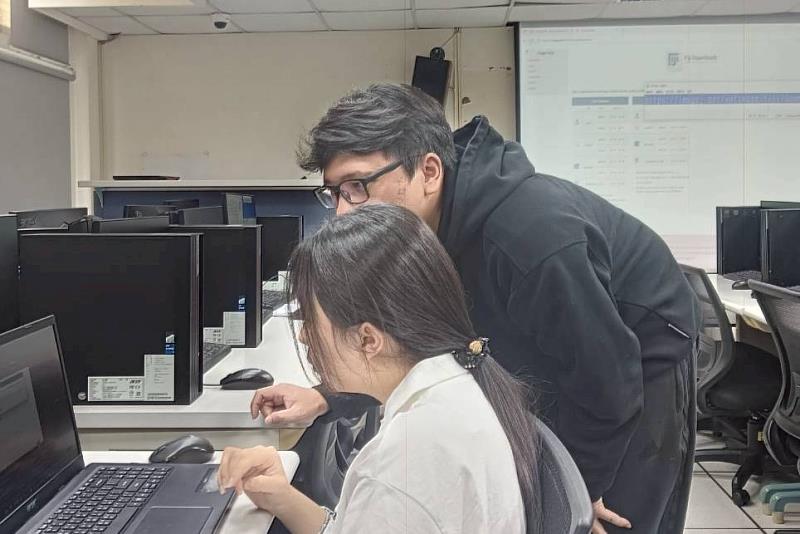 南大學生運用AI軟體進行生物行為軌跡與心臟律動分析,強化數據解讀能力。