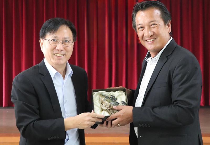 漁業署王茂城署長致贈石斑魚茶壺予巴丹群島省Ronald P. Aguto, Jr.省長