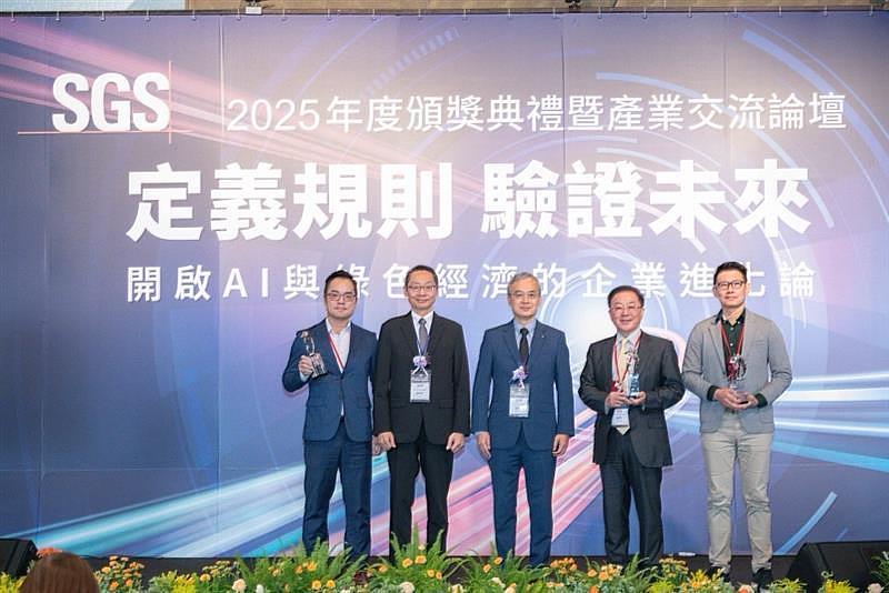 遠雄建設事業股份有限公司總經理王耀堂(左一)與各得獎之優秀企業代表合影。