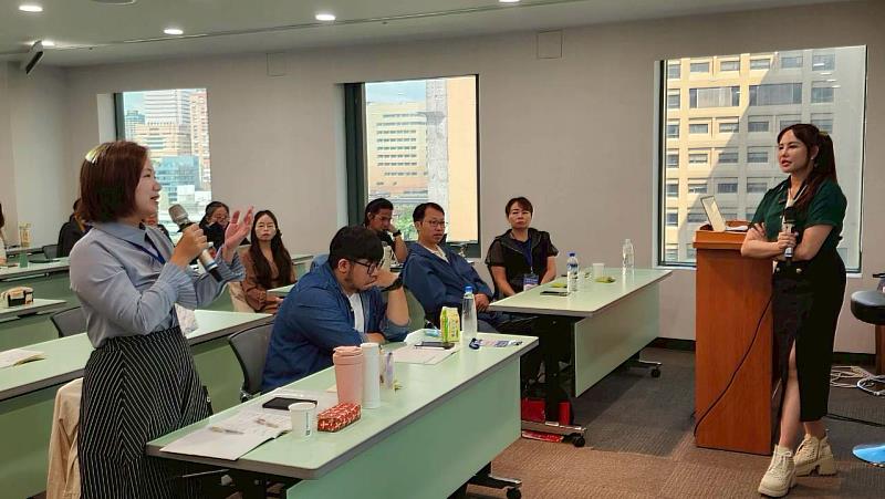 八爪魚創意娛樂行銷公司創辦人林弈辰(右1)分享，社福團體應掌握不同媒體平台特性、善用資源投放精準內容。