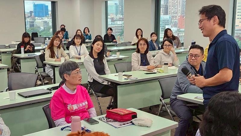 臺北市政府產業發展局創業輔導顧問林子偉，以「1D、2C、4P──重新檢視商業運作的底層基本邏輯」為題，建議應先釐清目標客群與需求，讓公益產品以「拉力」吸引支持。