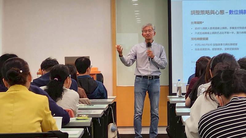台大創創中心導師蘇欽豐以「在邊走邊學中前進：數位轉型路上NPO的挑戰與可能」為題分享。