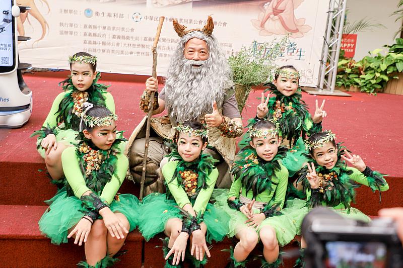 神農嘗百草再現，翁章梁化身神農氏宣傳中藥本草文化節