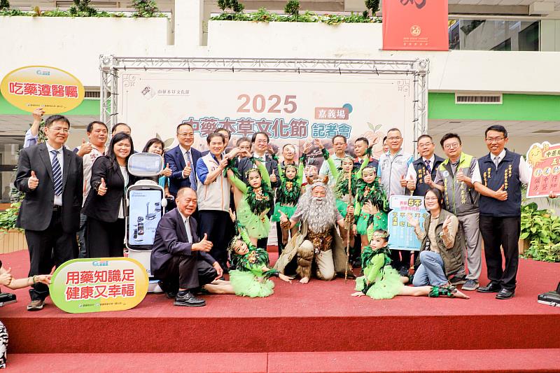 神農嘗百草再現，翁章梁化身神農氏宣傳中藥本草文化節-3