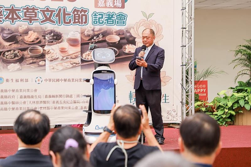 神農嘗百草再現，翁章梁化身神農氏宣傳中藥本草文化節-4