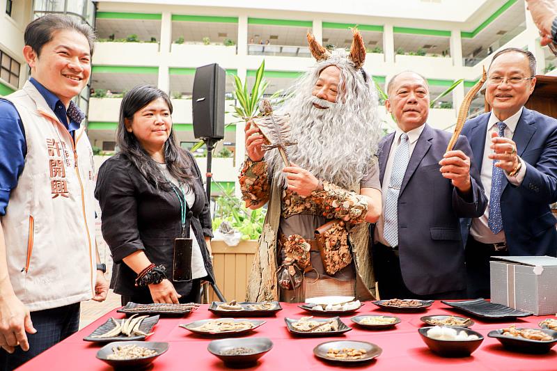 神農嘗百草再現，翁章梁化身神農氏宣傳中藥本草文化節-2