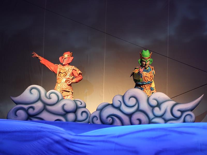 紙風車劇團來了！「順風耳的新香爐」11月7日東石國中登場-3