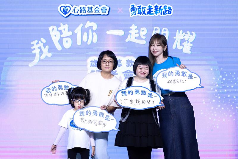 王心凌與心路服務對象一同寫下「勇敢金句」，向社會傳遞正面力量。（圖_心路基金會提供）