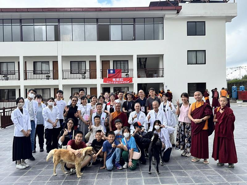 在翁醫師的帶領下,信義房屋吳正義等一行共33人志工團飛抵尼泊爾進行義診