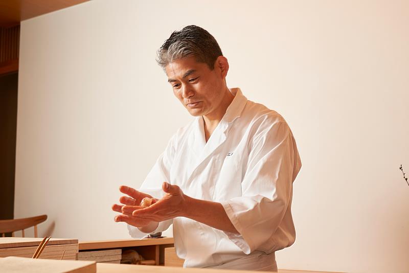 北九州的壽司職人會依照魚種特性，細心調理、進行精細的品質控管，確保魚的新鮮與美味。