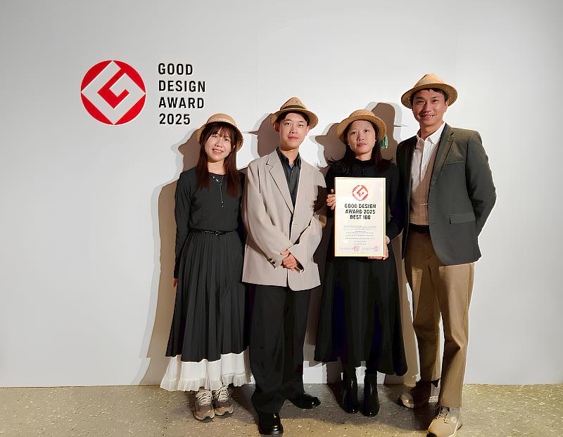 由蕭博駿經理（右1）領隊，與林宥均、賴憲澤、王婷瑩（自右2至左)等受獎者一同出席，代表台灣藺草學會領獎（圖/台灣藺草學會提供）