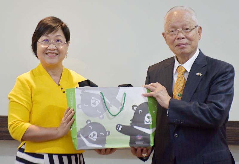 僑委會委員長徐佳青致贈紀念品，全日本台灣聯合會會長趙中正代表接受