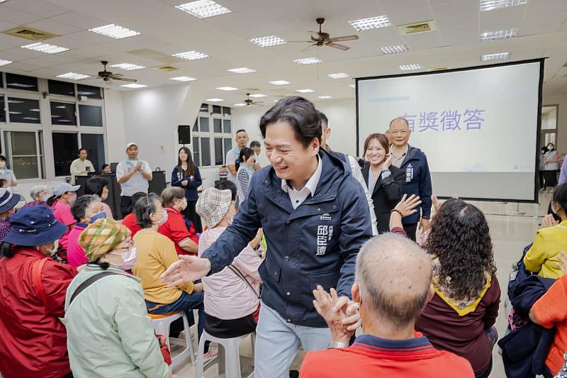 代理市長邱臣遠與現場430位里鄰長及市民朋友互動熱烈。