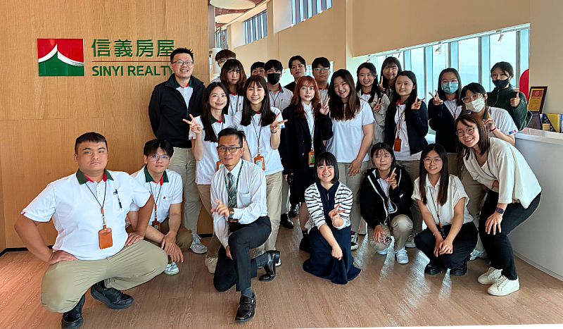 信義房屋會帶領參加實習生到集團不同單位參訪、了解集團布局，讓實習過程如同開啟不動產業的眼界之旅。
