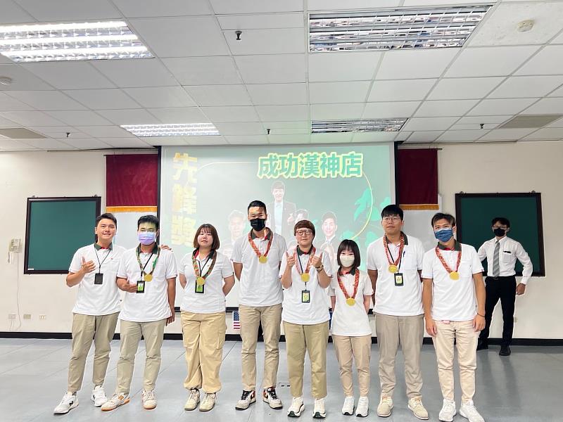信義房屋成功漢神店專案經理許育綺（左三）與分店夥伴一起闖出亮眼成績。