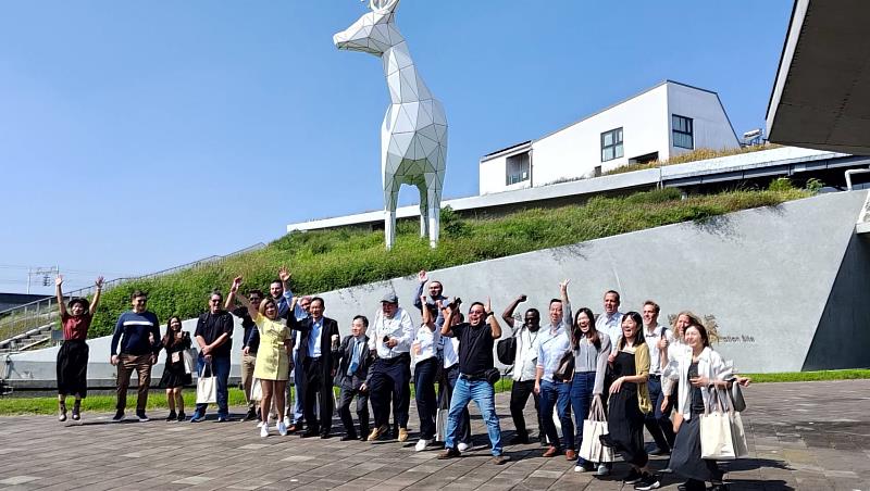 國際買主團於沙崙綠能科技示範場域與風力發電藝術裝置「風之使者」合影留念