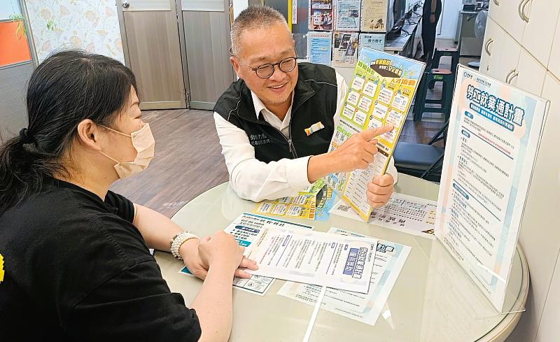 北分署基隆就業中心就服員為廠商介紹勞工就業通計畫,並推介適合求職者就業。