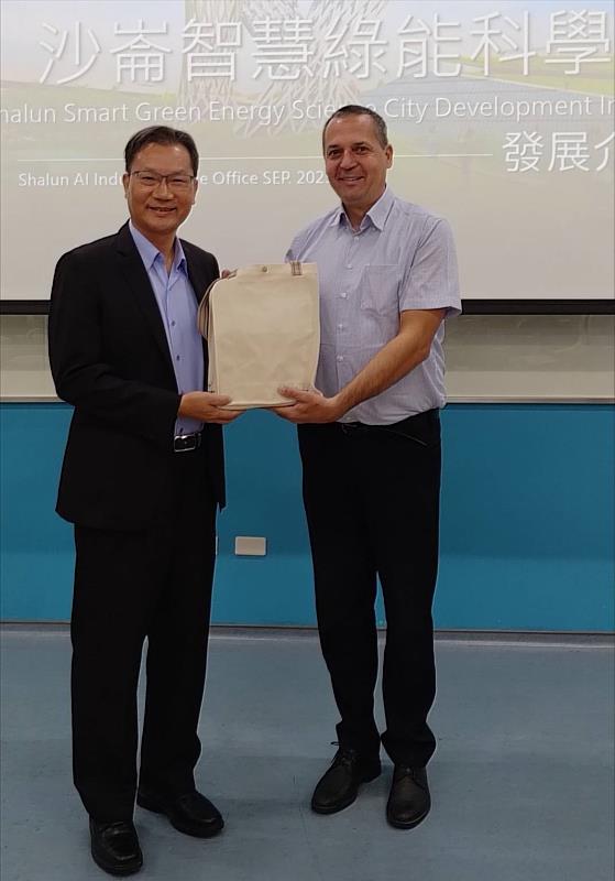 經發局蕭富仁副局長贈禮給海外買主代表MG Epitesz Ltd.公司的CEO Dr. Markus Gabor