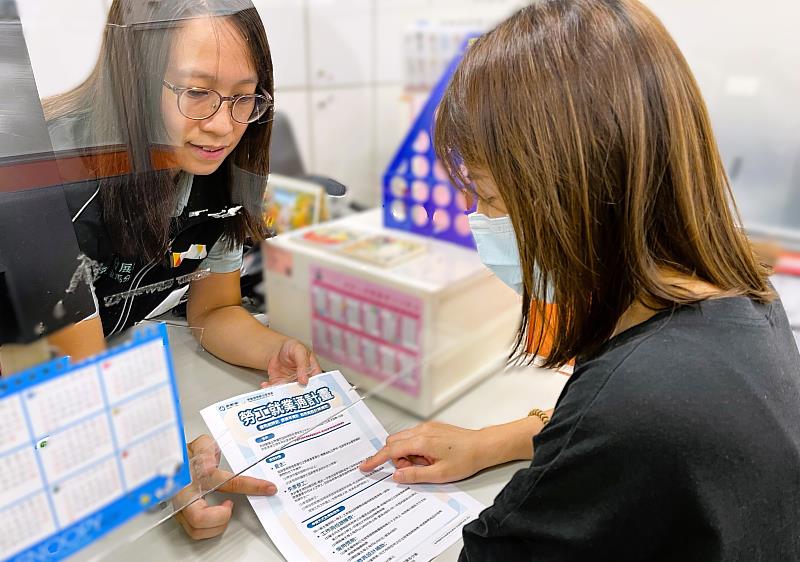 北分署基隆就業中心輔導求職民眾說明勞工就業通計畫並協助就業。