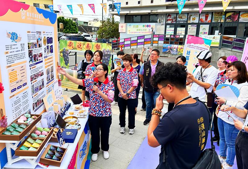 亞大商品系同學，在洄游農村計畫成果審查中口頭發表駐村成果。