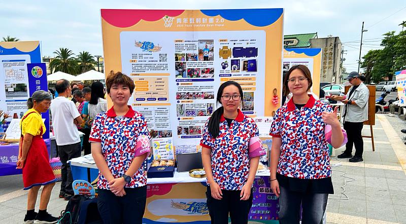 亞大商品系李依庭（由左到右）、林于瀞、 林志玲3位同學展出駐村成果。