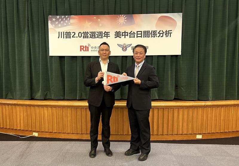 開南大學顏志光董事長與央廣副總臺長沈聰榮(右1)合影