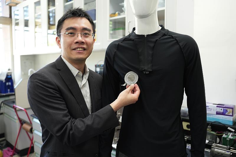 中興大學材料科學與工程學系賴盈至教授研發有聽覺的衣服 可聽診、溝通與AI聊天機器人對話