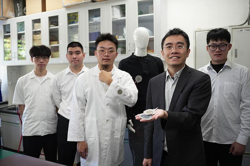中興大學材料科學與工程學系賴盈至教授（右2）團隊研發有聽覺的衣服 可聽診、溝通與AI聊天機器人對話