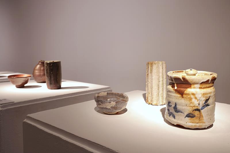 展覽呈現茶碗、花器、缽、壺等多樣器形，透過器形與釉色寫下四季的美與浪漫。