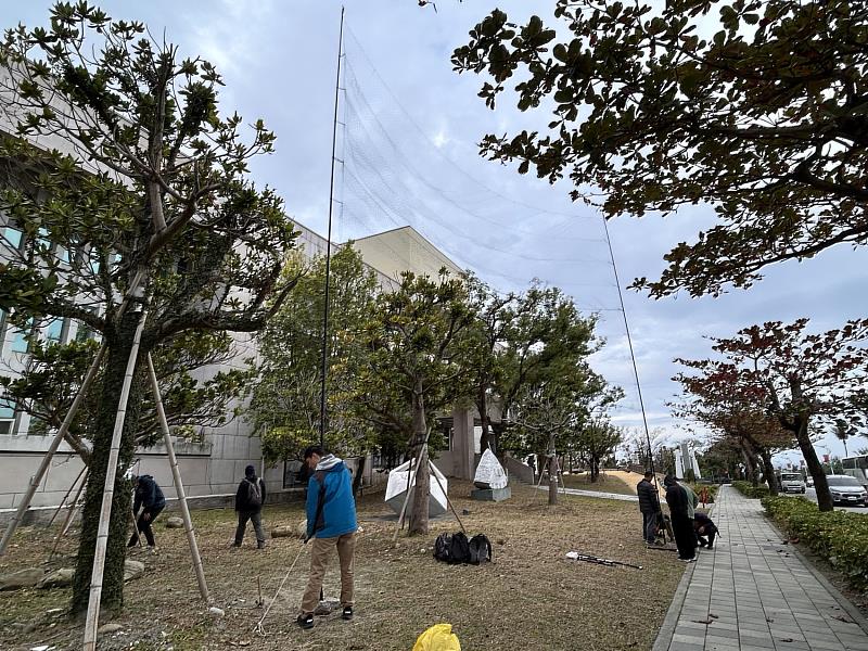 研究人員架設網具捕捉狐蝠，以安裝發報器追蹤（陳湘繁提供）