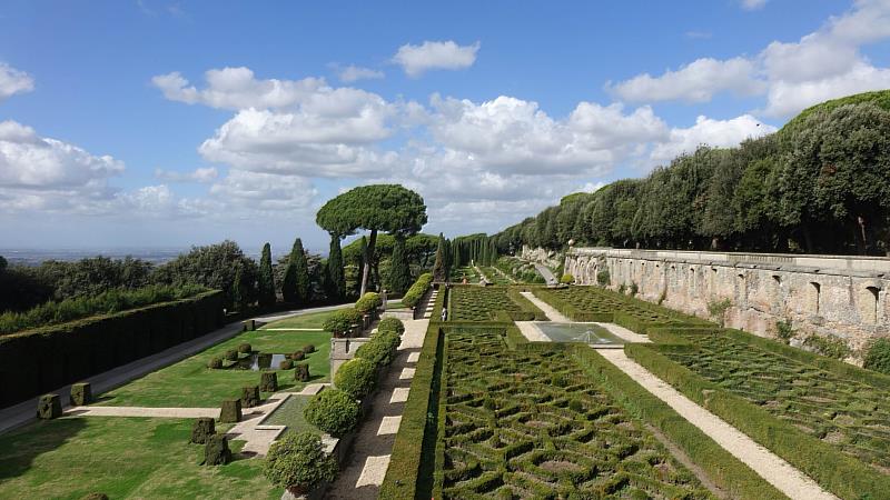 綠意盎然的自然園區與古羅馬帝國遺址相互輝映，展現歷史與生態共存之獨特風貌。（圖由世界宗教博物館提供）