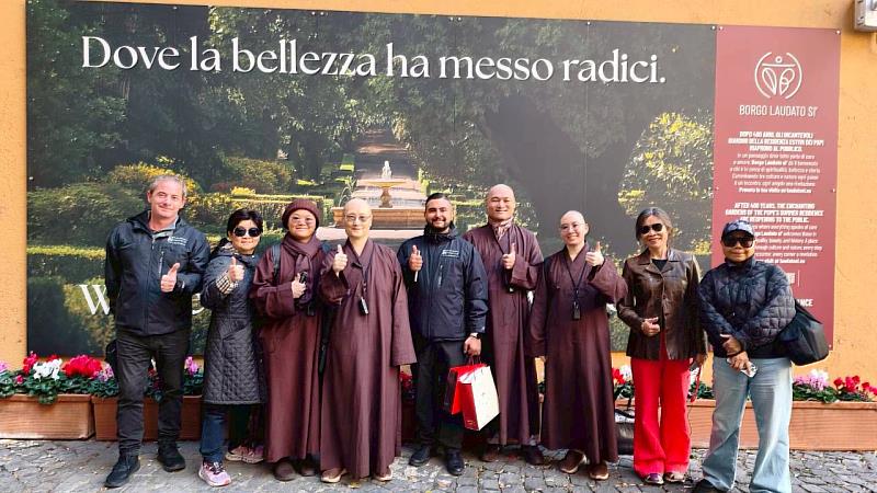 參訪結束後，世界宗教博物館發展基金會執行長顯月法師（左4）贈送禮物給「願祢受讚頌」莊園接待經理馬赫福德．阿爾達赫（右5）。（圖由世界宗教博物館提供）